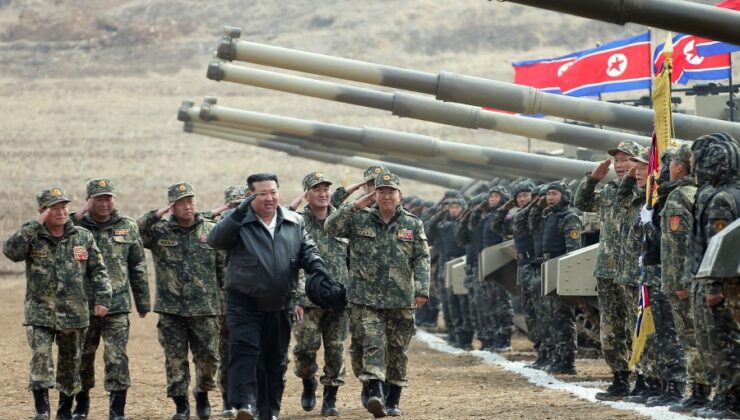 Kuzey Kore Lideri Kim Jong-un yeni tankı test etti