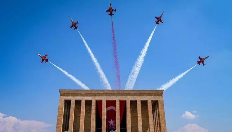 Türk Yıldızları’ndan 30 Ağustos Zafer Bayramı’nda Anıtkabir Saygı Uçuşu